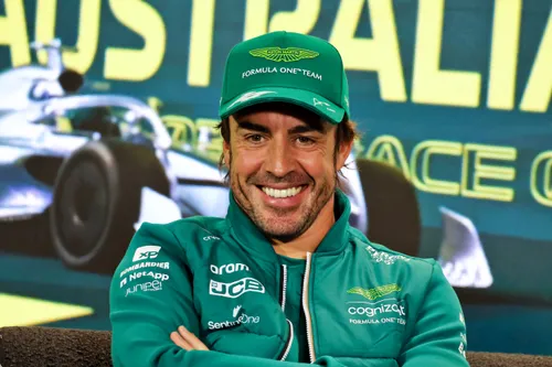 <i>Figuur 1. Fernando Alonso heeft bij Aston Martin genoeg reden tot lachen.</i>