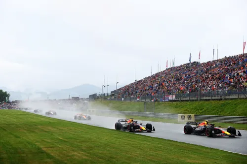 <i>Verstappen overleeft een ritje door het gras.</i>