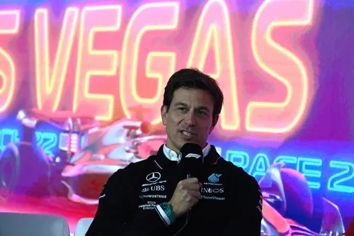 <i>Toto Wolff was furieus tijdens de persconferentie.&nbsp;</i>