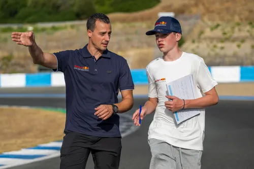 <i>Rocco Coronel krijgt uitleg in Jerez.</i>