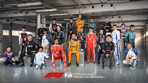 klassefoto-2026-max-verstappen-george-russell-isack-hadjar-kimi-antonelli-hamilton-perez-bottas-leclerc-norris-piastri-sainz-albon-bortoleto-lindblad-lawson-hulkenberg-gasly-colapinto-bearman-ocon-alonso-stroll