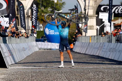 Alexey Lutsenko met zijn gravelbike