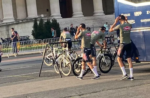 Mathieu van der Poel en zijn ploeggenoten trokken veel bekijks bij de ploegenpresentatie
