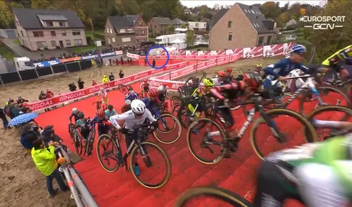 Pidcock, hier in de achtergond, zo'n tien seconden na de start.&nbsp;