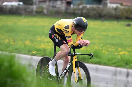 Van Emden miste de Giro door corona, maar sloeg woensdag hard terug!