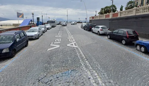 Verraderlijke keitjesbocht in de laatste drie kilometer.&nbsp;