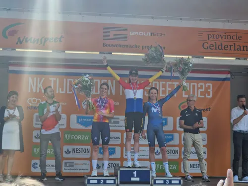 Markus on the top scaffold, alongside Vollering (left) and Van Vleuten (right)