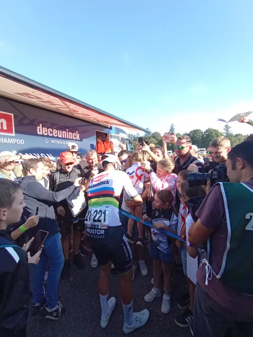 Van der Poel kan altijd rekenen op talloze fans die maar wat graag een handtekening willen scoren