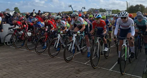 Bakker (derde van rechts), Van der Heijden (vierde van rechts) en Van Alphen (vijfde van rechts) startten in Ruddervoorde vanop de eerste startrij
