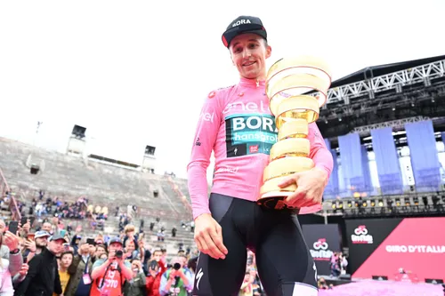 Dumoulin en Bouwman zijn dolblij na de ritzege van die laatste in de Giro d'Italia