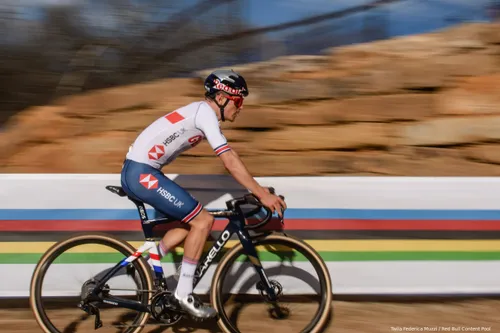 Pidcock soars to the cyclo-cross rainbow jersey in the American Fayetteville
