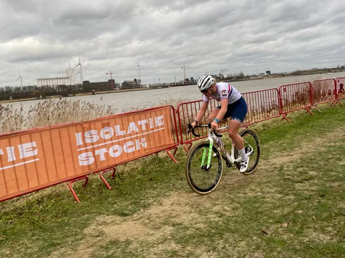 We kennen Zoe Bäckstedt als de wereldkampioene cross bij de beloften