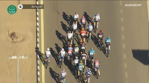 Welten signals to Van Uden: "Take Mezgec's wheel."