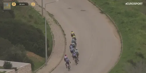 Van Aert brengt Kuss terug naar het peloton na een valpartij in de grote groep.&nbsp;