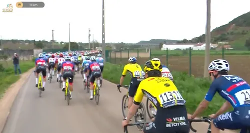 Van Aert fietst uit met Benoot en Madouas, die beiden gevallen waren.&nbsp;