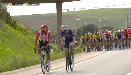 Van Aert doet elleboogteken naar zijn ploeggenoten.&nbsp;