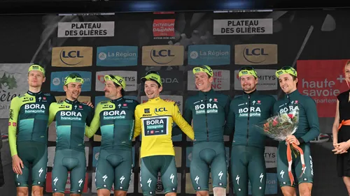 Primoz Roglic won de Tour de France voor BORA-hansgrohe. Hindley helemaal rechts.