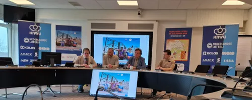 V.l.n.r: wethouder Peter de Pater, Maurice Leeser, burgemeester René Verhulst en Joost van Wijngaarden