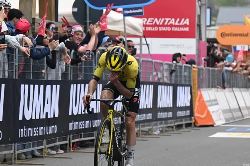Simon Yates digs deep for spectacular show of strength