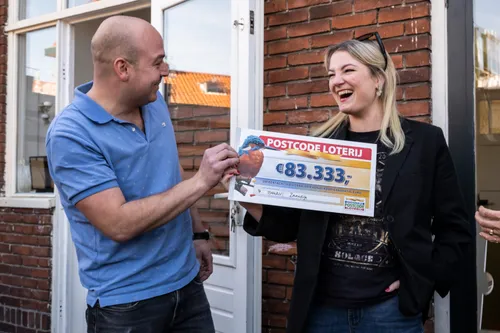 thijs en channah blij met cheque van 83333 euro