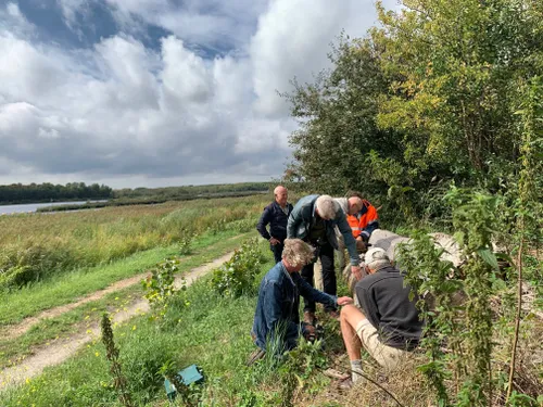 vrijwilligers boren gaten