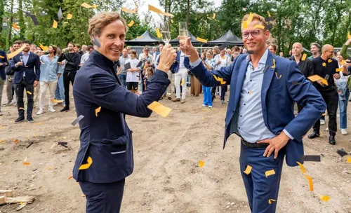 Wethouder Wessel Breunesse (rechts) en directeur Patrick Schlick van ABC Vastgoed heffen het glas na een knallende aftrap van de woningbouw.