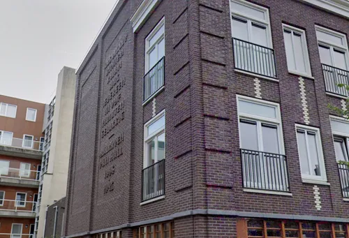 Op 12 februari wordt ook een folder gepresenteerd met informatie over het monument in twee talen, bedoeld voor passanten op de Westzijde van binnen en buiten Zaanstad.