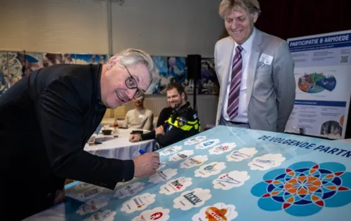 Decaan Jean Tillie ondertekent het pact onder toeziend oog van burgemeester Jan Hamming.