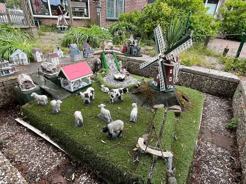 Freek van Vegten (Schagen) met een miniatuur Hollands dorp in zijn voortuin.