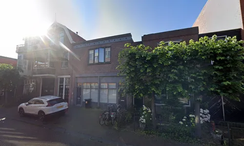 Botenmakersstraat 19 (in de groene voortuin).