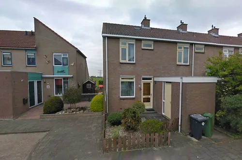 Klokkemeet 26 (de hoekwoning met de gele voordeur).
