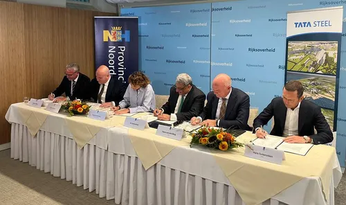 De ondertekening van de ntentieverklaring met v.l.n.r. Gedeputeerde Jeroen Olthof, staatssecretaris Thierry Aartsen, minister Sophie Hermans en namens Tata Steel&nbsp; T.V. Narendran, J. van den BergT en J. Turkensteen.