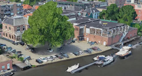 Het parkeerterrein met de beschermde plataan.&nbsp;