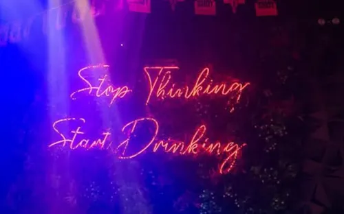 De illustratie op de Facebookpagina van Teasers: het eerste deel van het motto is door medewerkers wat al te serieus genomen.