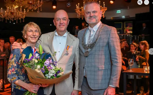 Hans Alting ontving zijn lintje uit handen van locoburgemeester Gerard Slegers.