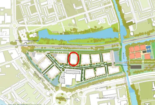 De rode cirkel geeft de plek van de nieuw school aan.