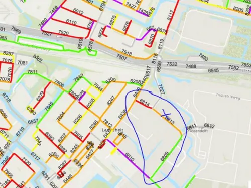 Parkeerdruk doordeweeks tussen 19:00 en 22:00 uur. In het blauw omcirkeld is de Industrieweg.