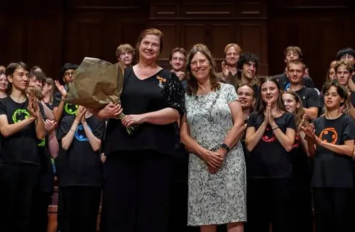 Caro Kindt heeft haar lintje opgespeld gekregen.