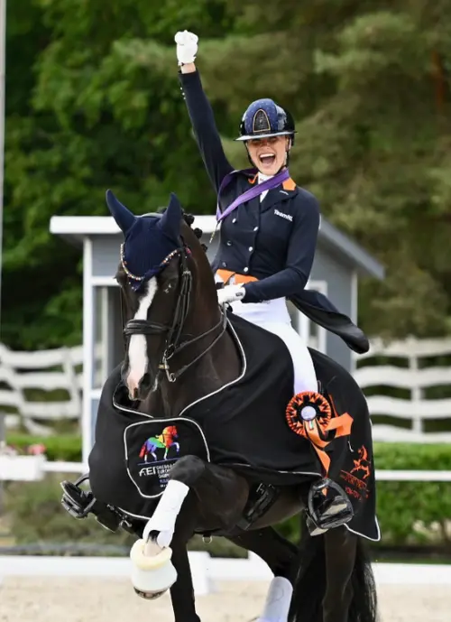 Lara van Nek met haar paard Jatilinda.