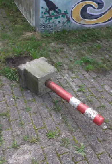 De foto's tonen enkele van de meest recente vernielingen.
