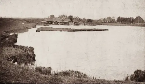 De Braak bij de oude Noorder IJ- en Zeedijk. Links het oude Buitenhuizen, dat geheel werd gesloopt voor de kanaalverbreding van 1929. Ook de Braak werd voor het grootste gedeelte gedempt. Rechtsboven de boerderij Dorpsstraat 1. De nieuwe dijk kwam ongeveer rechts van het eilandje in de Braak. Foto's: Historisch Genootschap Assendelft