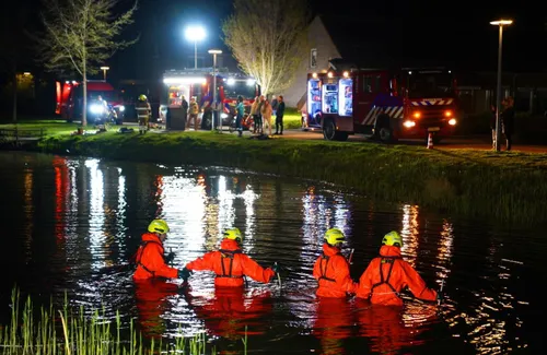 Brandweerlieden doorzoeken het water.