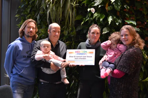 andor uit zandvoort wordt verrast met vriendenfonds cheque vriendenloterij