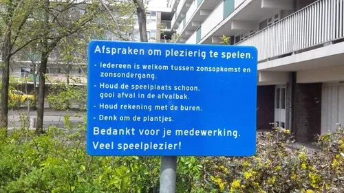 bord met afspraken voor plezierig spelen lorentzstraat jaap koper