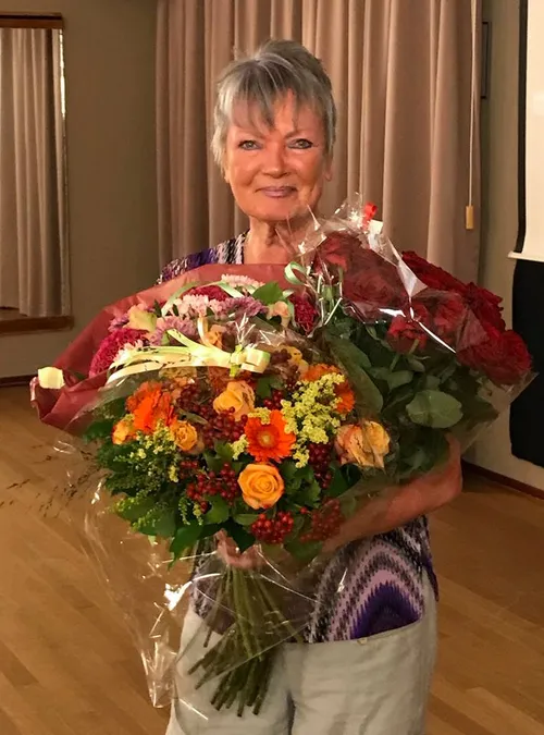 conny lodewijk in de bloemetjes gezet foto michiel drommel