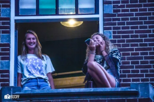 dames venster lachend