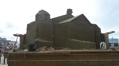 eerste dag zandsculptuur van het concertgebouw door maxim gazendam jaap koper