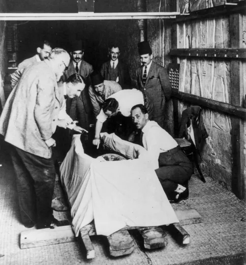 howard carter opening mummy of king tut cph3b08637