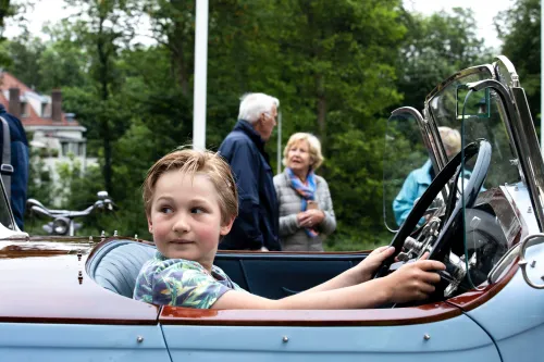 jongen in auto