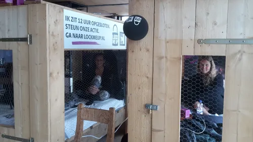 lock me up free a girl met joke links en shannon rechts